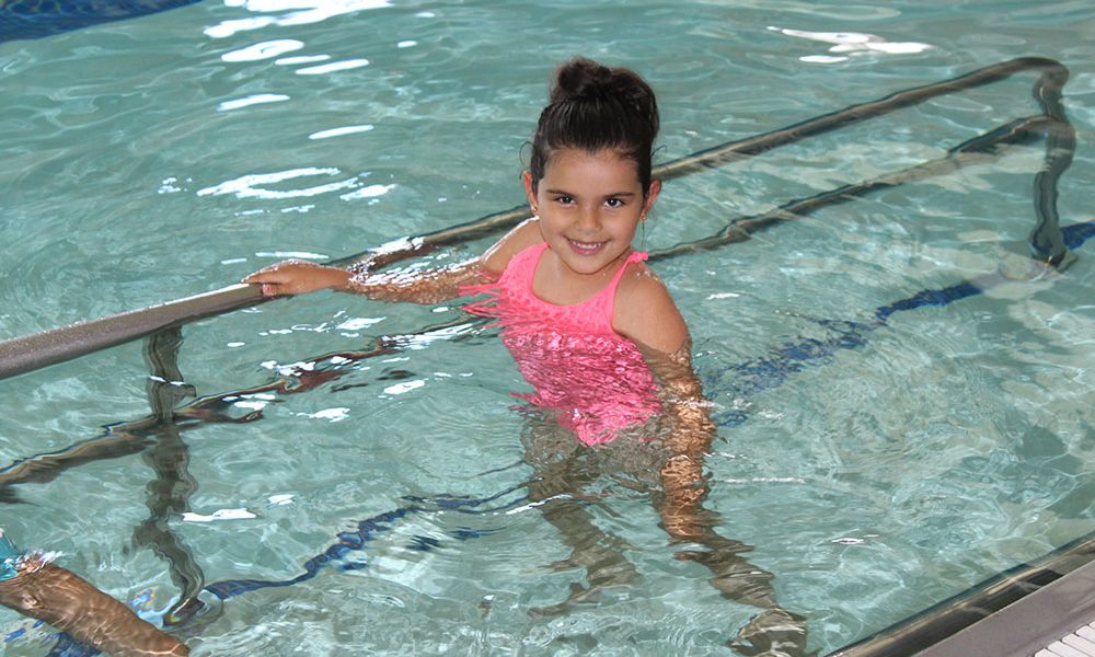 physcial therapist doing aquatic therapy with child